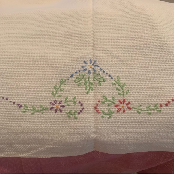 Hand Embroidered Tea Towel 40” x 15” of Lazy Daisy Design on White Towel Vintage - Picture 3 of 5
